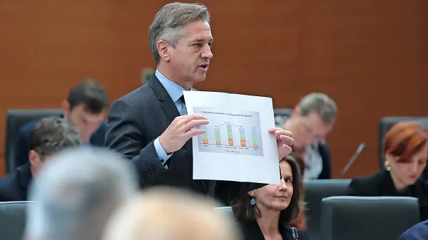 Robert Golob: “Vse, kar bo davek na drugo nepremičnino prinesel 
državi, bo šlo za to, da bodo na koncu ljudje, ki delajo, imeli višje 
plače.”