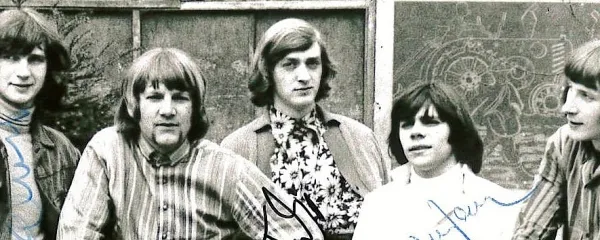Kameleoni (z leve: pokojni Danilo Kocjančič, Vanja Valič, Tulio 
Furlanič, Marjan Malikovič in Jadran Ogrin) so v 60. letih povsem 
obnoreli Jugoslavijo. Prihodnje leto svojo 60. obletnico začetkov 
praznujejo z velikim koncertom v dvorani Bonifika.