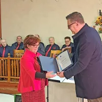 Predsednici Društva upokojencev Škocjan Mariji Funčič je koprski 
župan Aleš Bržan predal plaketo ob 40-letnici delovanja društva.