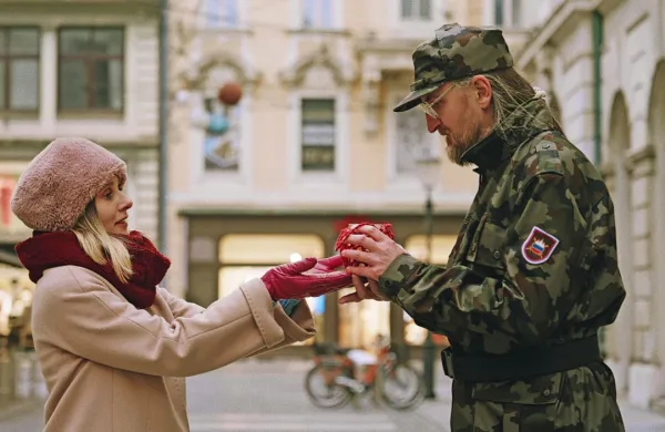 V videospotu nastopi tudi vojak, za katerega je uniformo posodilo SNG Nova Gorica. 