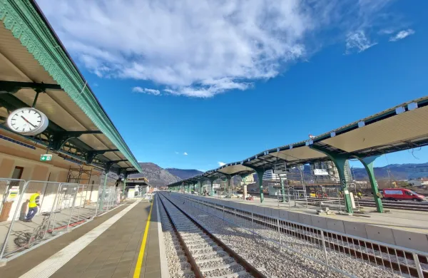 Prenova tirov na novogoriški železniški postaji je končana, v 
zaključni fazi so dela na peronih, v podhodu in v notranjosti 
postaje.