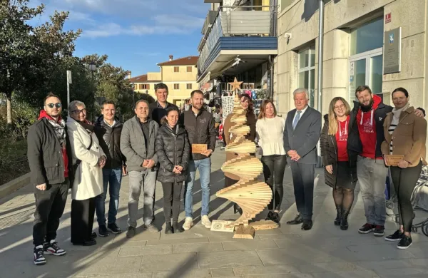 Izolski župan  s  predstavniki   podjetij, generalno sekretarko ZPMS 
Bredo Krašna, direktorico raziskovalnega inštituta InnoRenew CoE 
Andrejo Kutnar in ekipo Radia Capris. 