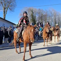 V Harijah so konje  povečini jezdila dekleta in deklice.