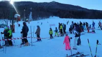 Čeprav je na uvodni  dan na SKI Bor vladala gneča, so veliki in mali 
smučarji uživali v enem zgodnješih smučarskih dni v zadnjih 
letih.