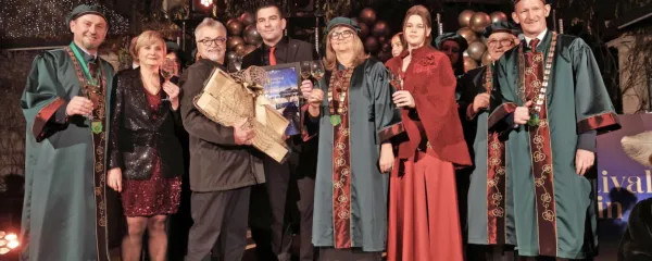 Dušanu Rebuli (v sredini) so priznanje za Naj penino Prtoroža 2024 podelili Gašpar Gašpar Mišič, Patricija Gržinuč, župan Andrej 
Korenika, Ingrid Mahnič in vinska kraljica slovenske Istre Neja Mihelj.