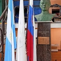 Doprsni kip Simona Gregorčiča v  vhodni avli Triglava.