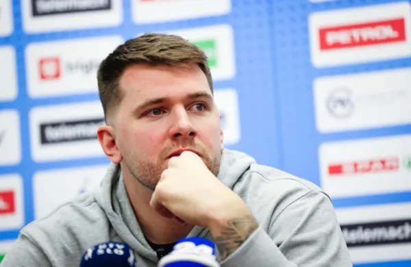 Luka Dončić naj bi bil zaradi poškodbe leve mečne mišice  z igrišč 
odsoten vsaj en mesec.