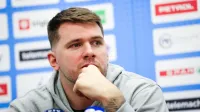 Luka Dončić naj bi bil zaradi poškodbe leve mečne mišice  z igrišč 
odsoten vsaj en mesec.