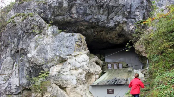 Divje babe veljajo za eno najprepoznavnejših arheoloških najdbišč 
pri nas.