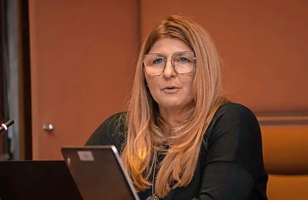 Duška Godina, direktorica Agencije za energijo,  ob uvedbi novega 
modela   ni opozorila, da bodo gospodinjstva s plačilom omrežnine 
po novem zakupila dvakrat manjšo obračunsko moč kot prej.
