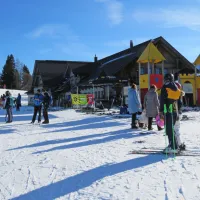 Alpska Perla  na vrhu smučišča - z apartmaji, restavracijo in 
igriščem na snegu  - že deluje s polno paro.