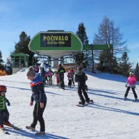 Smučarska šola, predvsem za otroke,  že dela na polnih obratih. 
Najmlajše je obiskal tudi policist  (v ozadju). Z učenjem varnega 
vijuganja, pri katerem pazimo tudi na smučarje, ki jih dohitevamo, 
je treba začeti že pri najmlajših. 