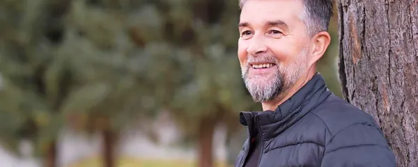 “Nikoli nisem iskal stikov, razumem, da ne sodim v njihov svet ...
Seveda ujamem kakšne vesti, hkrati pa se zavedam, da z njimi
nimam nič - jaz sem samo tukaj. Samo obstajam. To je vse,” pravi
Denis Cigelnjak.