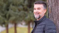 “Nikoli nisem iskal stikov, razumem, da ne sodim v njihov svet ... 
Seveda ujamem kakšne vesti, hkrati pa se zavedam, da z njimi 
nimam nič - jaz sem samo tukaj. Samo obstajam. To je vse,” pravi 
Denis Cigelnjak.