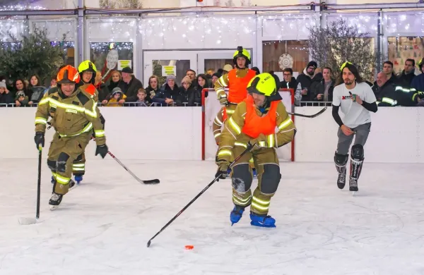 Istrski gasilci so se pomerili na dobrodelnem turnirju v hokeju na ledu