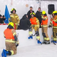 Istrski gasilci so se pomerili na dobrodelnem turnirju v hokeju na ledu