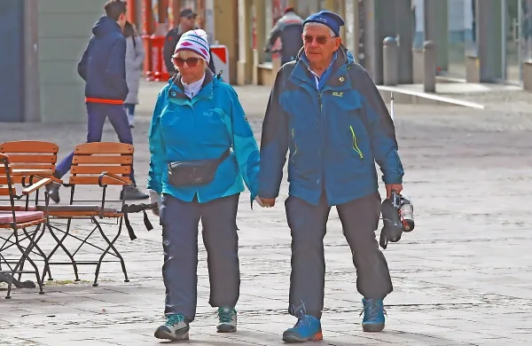 Za izpolnitev pogojev za pridobitev pravice do starostne pokojnine 
mora zavarovanec, moški in ženska, hkrati izpolnjevati pogoja 
starosti in pokojninske dobe.   