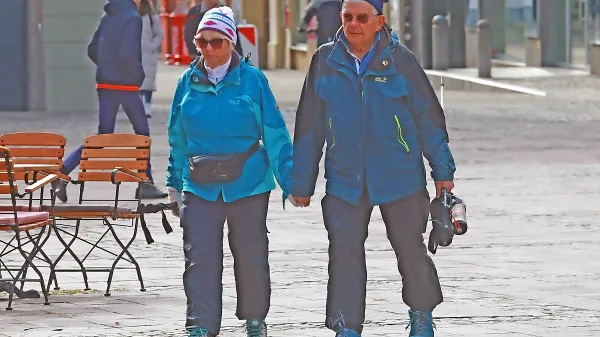 Za izpolnitev pogojev za pridobitev pravice do starostne pokojnine 
mora zavarovanec, moški in ženska, hkrati izpolnjevati pogoja 
starosti in pokojninske dobe.   