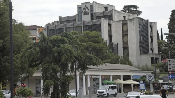 V začetku julija je bila prodana poslovna stavba Splošne plovbe v 
Portorožu. Objekt obsega 5437 kvadratnih metrov površin, ob 
njem pa je tudi 321 kvadratnih metrov velika stanovanjska vila.