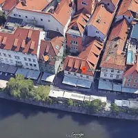 Stanovanje na Cankarjevem nabrežju v središču Ljubljane v treh 
etažah obsega več kot 260 kvadratnih metrov bivalnih površin.  