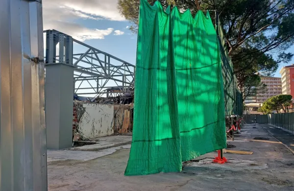 Na pogorišču  v  središču  Portoroža se že  kažejo obrisi  novega  
oziroma  prenovljenega objekta. 