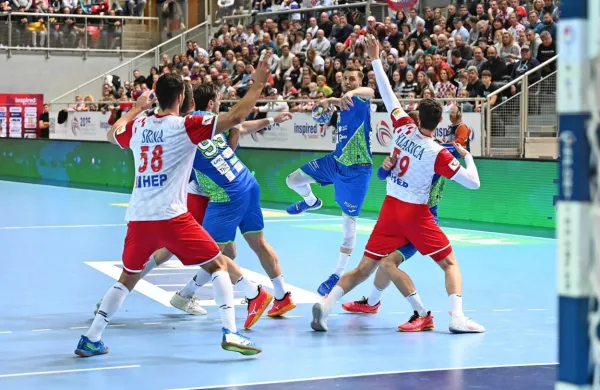 Aleks Vlah (z žogo) je postal udarni napadalni adut  reprezentance. 