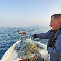 Dva kilometra dolgo ribiško mrežo so vlekli  na čoln  raziskovalcev 
Miramarskega morskega rezervata, a ni šlo vse prav gladko;  del  
mreže se je zagozdil na dno.  