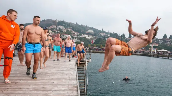 Novoletni skok v morje v Portorož vsako leto privabi množico 
ljudi.