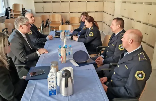 Minister in generalni direktor sta se z vodstvom koprske policijske 
uprave usedla tudi na krajšem sestanku. 