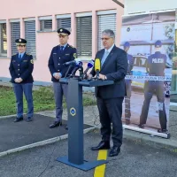Boštjan Poklukar, Senad Jušić in direktorica koprske policijske 
uprave Alenka Peruzin Korošec pred koprsko policijsko postajo.