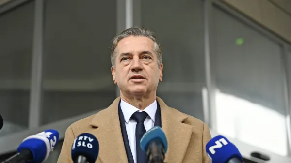 Zadnja plača premierja Roberta Goloba je bila 6775,69 evra bruto 
ali 4163,01 evra neto.