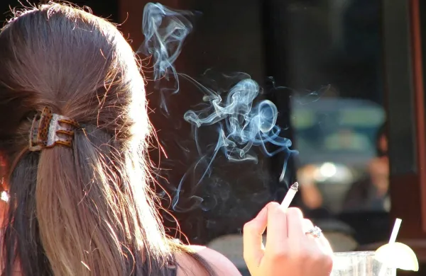 Po novem je kajenje prepovedano na vseh javnih površinah, 
vključno z ulicami, 