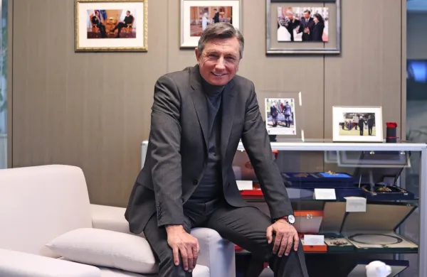 Nekdanji predsednik Borut Pahor ne kandidira za položaj odposlanca EU za dialog Beograd-Priština, saj da  njegovi 