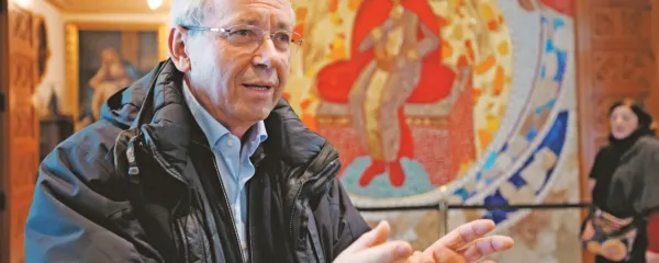 Dve leti po razkritju spolnih in psihičnih zlorab znotraj Cerkve in 
več kot desetim žrtvam, v glavnem bivših redovnic, je pater Marko 
Rupnik formalno še vedno nedolžen. Duhovniški azil je dobil v 
koprski škofiji.