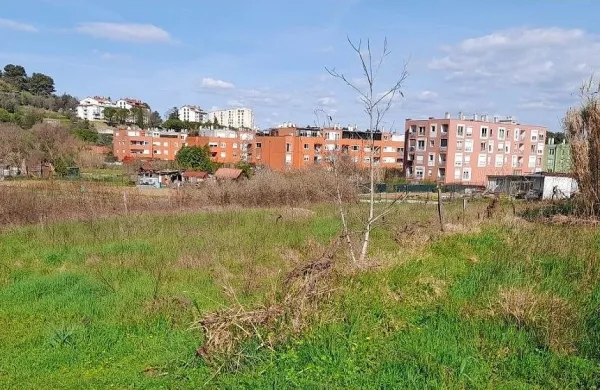 Koprska občina bo urbane vrtičke uredila od soseske Lantana (na 
fotografiji levo) proti dolini.