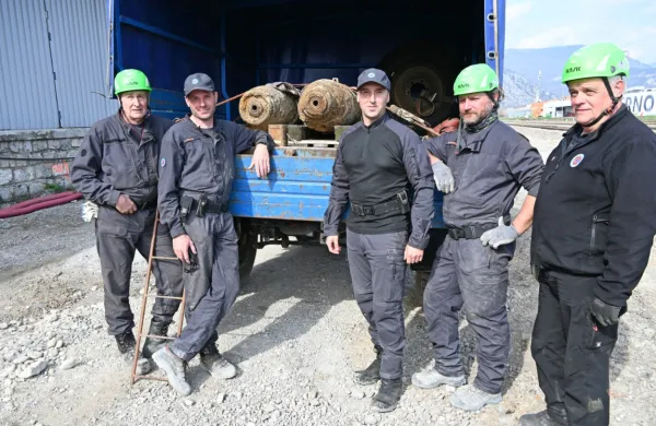 Ekipa  Državne enote za varstvo pred neeksplodiranimi ubojnimi sredstvi je letos  kar v treh akcijah varno 
onesposobila  neeksplodirane letalske bombe iz druge svetovne vojne, ki so jih našli na gradbišču ob  
železniški postaji.  S sodelovanjem pristojnih služb z obeh strani meje so  vse  evakuacije potekale uspešno.    