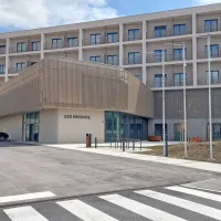 V Ajdovščini so slovesno odprli Dom starejših občanov Kresnice, ki sprejme 149 starostnikov. Večino denarja 
sta za  15,5 milijona evrov vredno naložbo zagotovili EU in država.  Projekt je vseskozi podpirala tudi občina. 