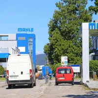 Na   Goriškem je odmevala novica, da bo šempetrski Mahle zaradi selitve dela proizvodnje v Bosno in 
Hercegovino in kadrovske reorganizacije  letos postopoma odpustil več kot 600 od skupaj 1700 zaposlenih. 
