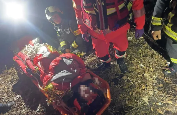 Ponesrečenega mladeniča so izpod stene po pomrznjenem in zahtevnem terenu reševali nekaj ur.