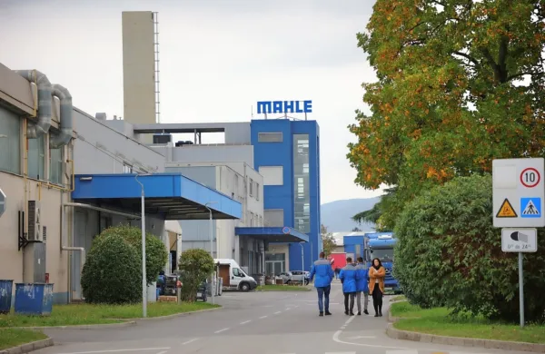 Vodstvo družbe MAHLE  je za letos napovedalo selitev dela 
proizvodnje in reorganizacijo, kar naj bi s seboj prineslo odpuščanje več kot 600 zaposlenih. 

