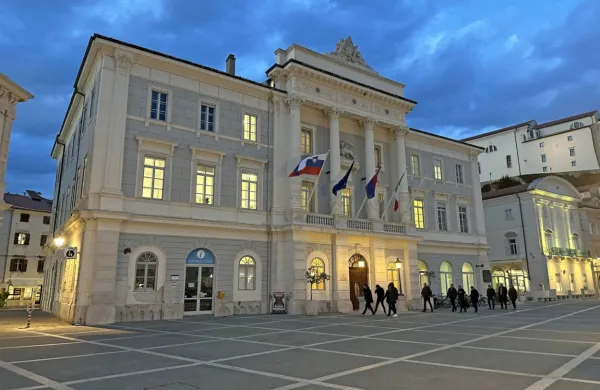 V piranski občini pravijo,  da glede  imenovanja Mussolinija niso sprejeli nobenega sklepa, ki bi ga lahko 
formalno preklicali.   