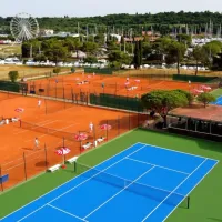 Namesto Tenis centra Portorož je lani zaživel Športni park 
Portorož. Namesto 18 igrišč bo za tenisače na voljo enajst igrišč, 
ob njih pa so še površine za ukvarjanje z atletiko, odbojko, 
košarko, mali nogometom, padelom, balinanjem ... Očitki, da s 
tem Portorož izgublja možnost organiziranja vrhunskih teniških 
prireditev, turizem pa se odpoveduje “teniškim gostom”, 
odločevalcev niso prepričali.