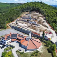 Dokončanje gradnje novega ankaranskega pokopališča se vleče 
kot jara kača. Ni bilo predano namenu leta 2023, kot je bilo 
predvideno, niti lanskega leta, kot so obljubljali še poleti, in ne bo 
niti leta 2025. Je skoraj dokončano, a ni dokončano, občina je 
unovčila garancijo izvajalca, ta toži občino, slednja pa se bo še 
prijavila na razpis za pridobitev denarja ... Skratka: zavozlano! 