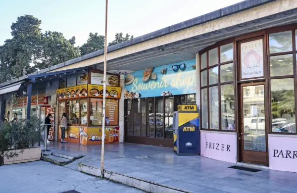 Ko igre na srečo zamenjajo napihljive blazine - Casinò Portorož bi 
selil igralnico v prostore zanemarjene pokrite tržnice v središču 
Portoroža, nasproti hotela Kempinski Palace.    