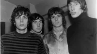  Syd Barret  (na fotografiji iz leta 1967 prvi z leve) je bil  eden izmed 
soustanoviteljev legendarne rock skupine Pink Floyd.