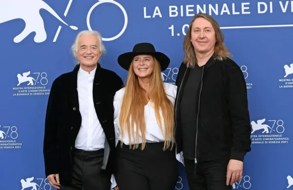  Režiser  Bernard MacMahon, scenaristka Allison McGourty in član 
zasedbe Led Zeppelin Jimmy Page na svetovni premieri dokumentarnega filma Becoming Led Zeppelin na beneškem festivalu leta 2021