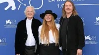  Režiser  Bernard MacMahon, scenaristka Allison McGourty in član 
zasedbe Led Zeppelin Jimmy Page na svetovni premieri dokumentarnega filma Becoming Led Zeppelin na beneškem festivalu leta 2021