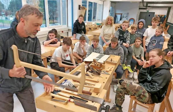 Oblikovalec Tomi Špacapan je predstavil različne vrste orodja v 
mizarski delavnici.