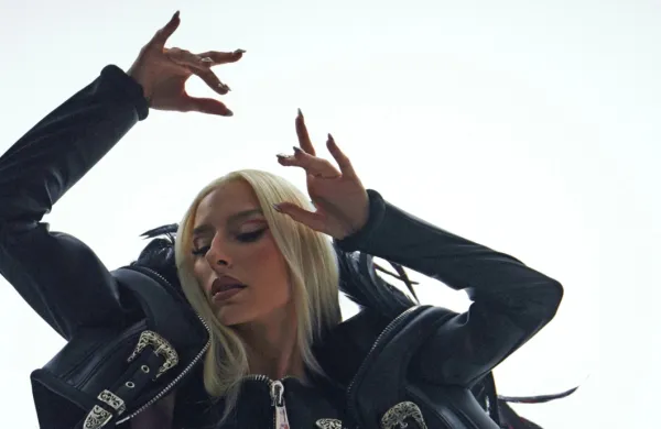 Raiven, ki je Slovenijo zastopala na lanskoletnem tekmovanju za 
Pesem Evrovizije v švedskem Malmöju, je glede vodenja Eme 
povedala, da se novega izziva izjemno veseli.