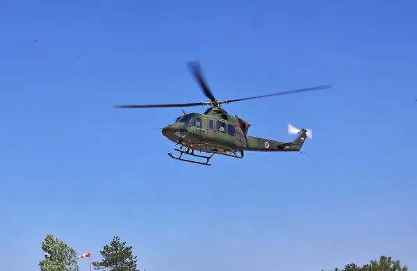 Deklico  so  z  vojaškim  helikopterjem  odpeljali  v  klinični  center.  